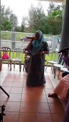 Cette grand mère chante Nirvana au Karaoke !