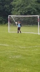 Cette gardienne de but danse en plein match de football !