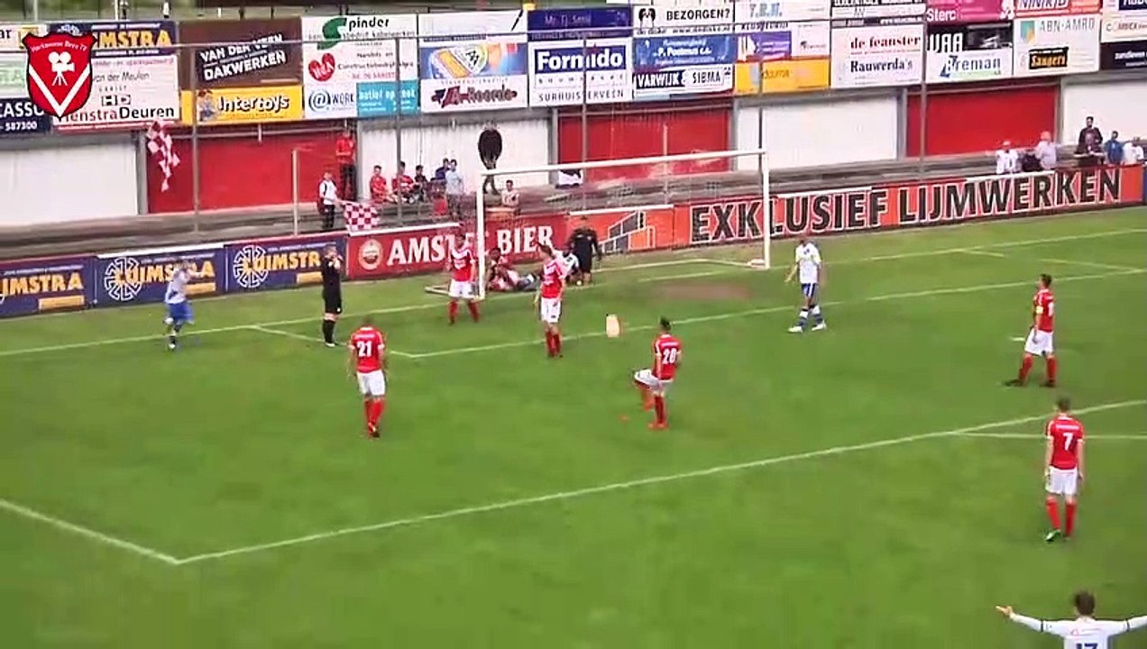 Cet arbitre marque un but en plein match !