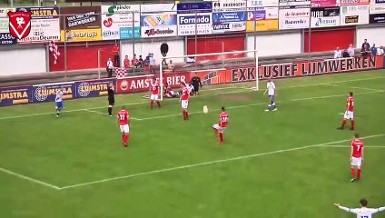 Cet arbitre marque un but en plein match !