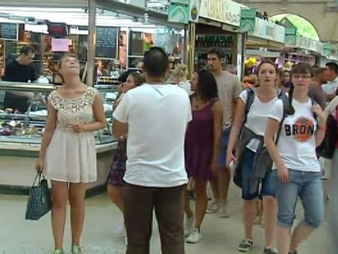 Los mercados tradicionales buscan moderar la entrada de turistas