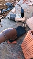 Download Video: Ultime technique pour écouter de la musique avec son téléphone sur un chantier