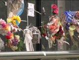 Flores en la curva de Angrois para homenajear a los 82 fallecidos