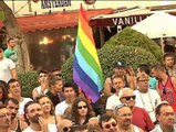 Asociaciones LGTB se concentran en Torremolinos por prohibirles un espectáculo benéfico
