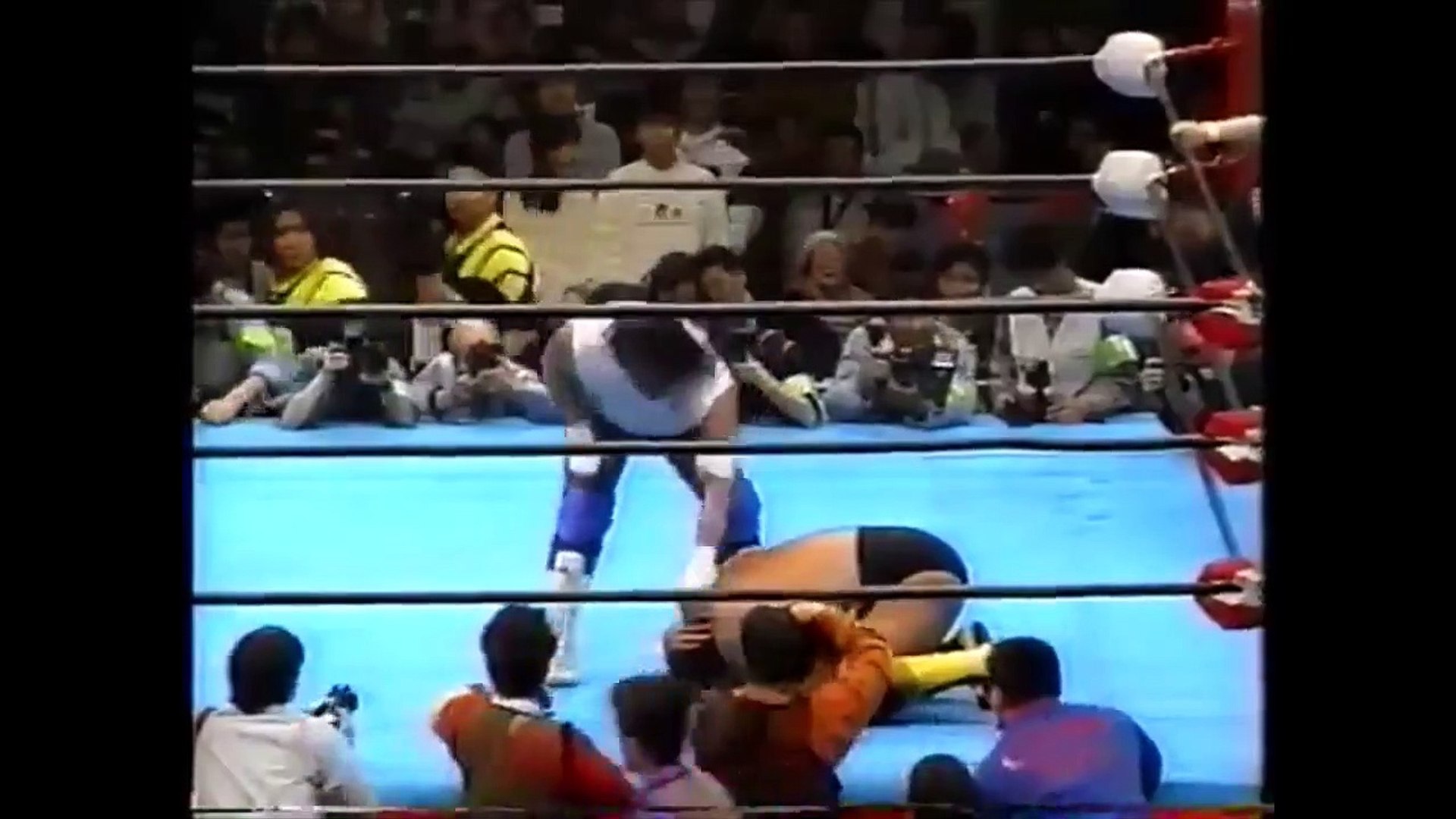 Atsushi Onita vs. Genichiro Tenryu (05-05-94) - video dailymotion