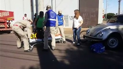 Ciclista fica ferido ao bater contra Fusca na Rua Pernambuco
