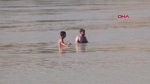 ŞIRNAK Dicle Nehri'nde akıntıya kapılan Salih aranıyor