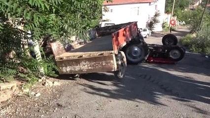 Ters devrilen traktörün üstünden atladı son anda kurtuldu