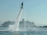 El 'flyboard' triunfa en las playas de todo el mundo