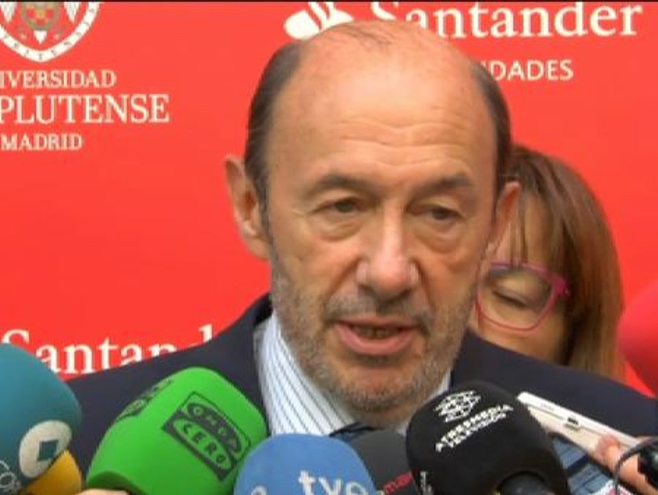 Rubalcaba insta reformar la Constitución como "única solución posible" en Cataluña