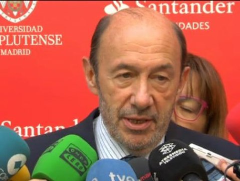 Rubalcaba insta reformar la Constitución como única solución posible en Cataluña