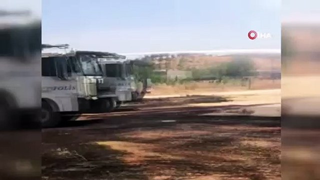 Saman balyaları alev alev yandı...İtfaiye araçlarına destek Toma’lardan geldi