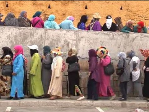 Así es un día de trabajo de los porteadores marroquíes en Ceuta
