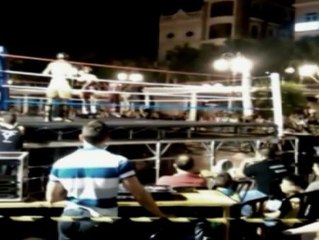 Denuncia por la presencia de menores en un combate de kickboxing organizado en la Plaza Mayor de Alzira.