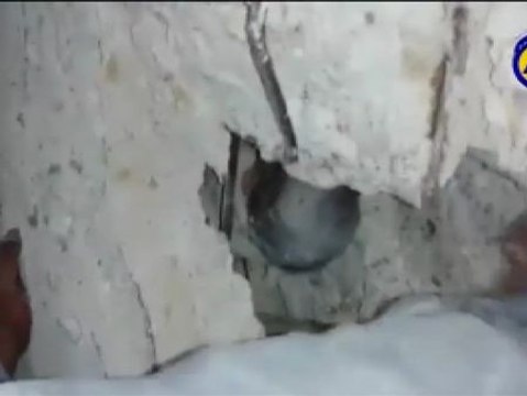 Rescatan a un bebé de entre los escombros en Alepo, Siria