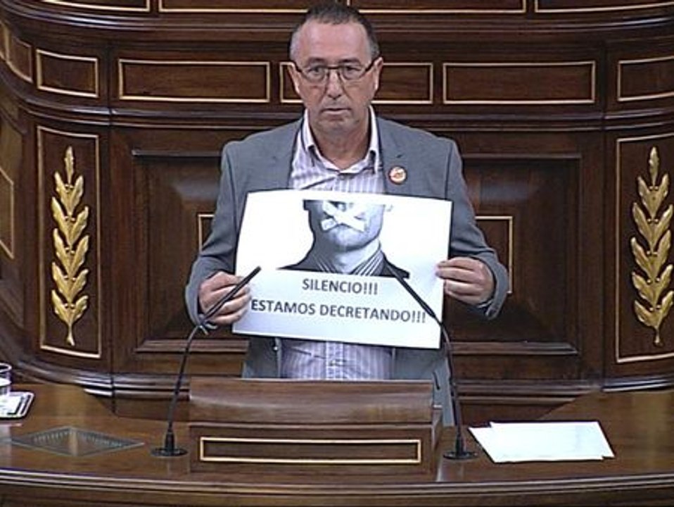 Compromís utiliza el silencio para protestar contra el 'decretazo'