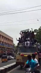 Des étudiants tombent d'un bus (Inde)