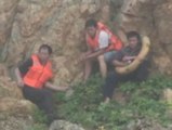 Difícil rescate de tres marineros chinos