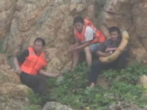 Difícil rescate de tres marineros chinos