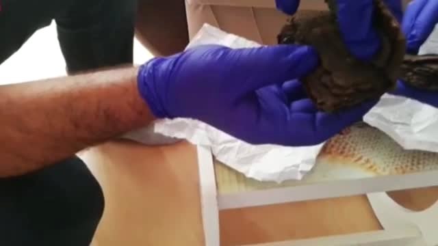 Tarihi eser kaçakçılarına operasyon...Değeri 1 milyon 750 bin dolar olan 2300 yıllık 2 adet İncil...