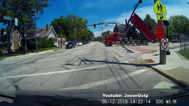 Ce camion roule la benne levée et c'est le drame