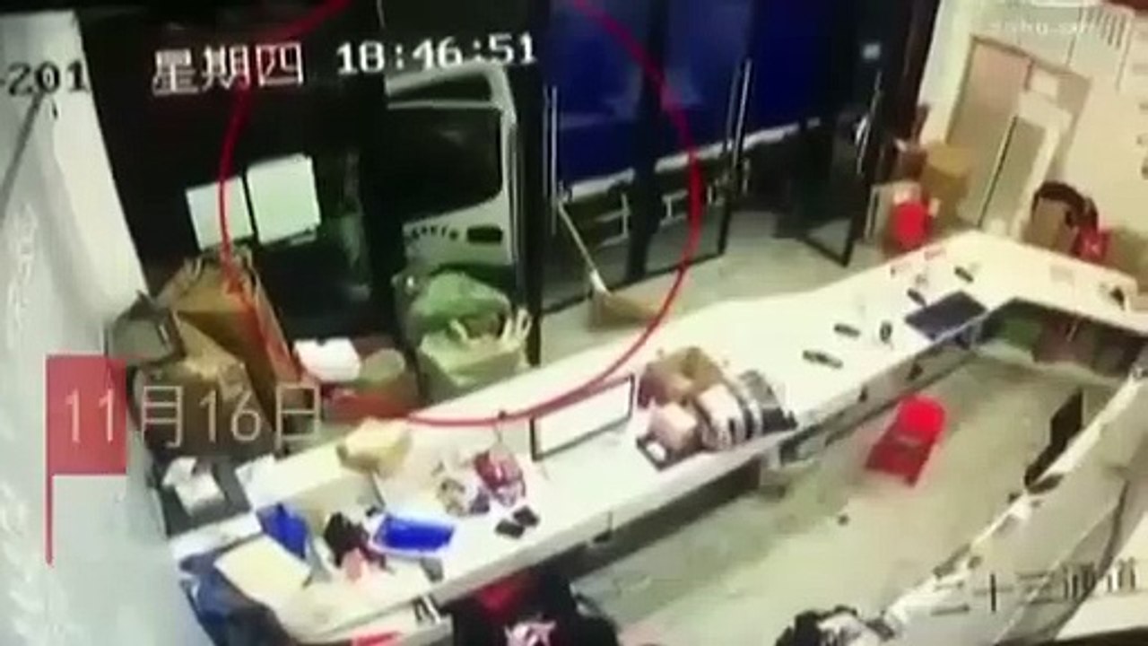 Ce routier oublie le frein de son camion et c'est le drame... Douloureux