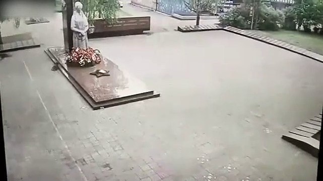 2 enfants russes mettent le feu à un monument pour les soldats de la 2nd Guerre Mondiale