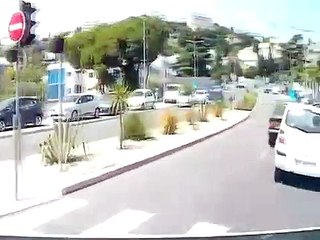 Un automobiliste roule sur un SDF à la sortie d'un parking à Nice... Plus de peur que de mal