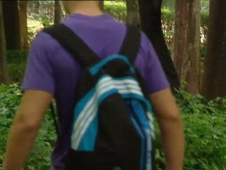 Un multimillonario reparte sobres con dinero por el Retiro