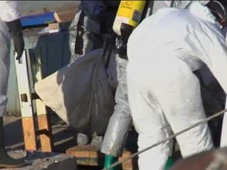 Скачать видео: Italia desembarca los cadáveres de los 30 inmigrantes muertos por asfixia