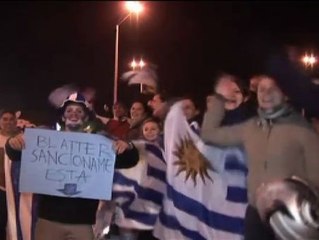 Maradona muestra una camiseta en apoyo a Luis Suarez