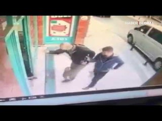 Pusu Kurup Yoldan Geçenlere Saldıran Kedi