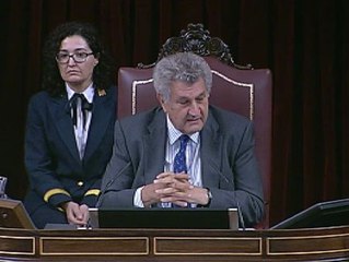 El Congreso, con los diputados del PP en pie, despide con aplausos a un emocionado Rubalcaba