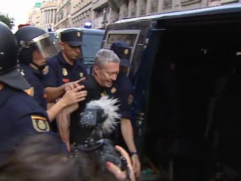 Polémica actuación policial en Sol contra manifestantes republicanos