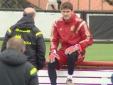 Caras largas y ambiente tranquilo en el entrenamiento de La Roja