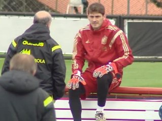 Télécharger la video: Caras largas y ambiente tranquilo en el entrenamiento de La Roja