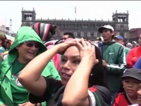 Brasileños y méxicanos viven con intensidad el empate entre sus selecciones