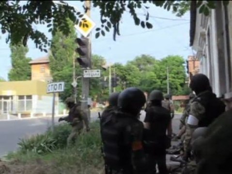 Milicianos ucranianos capturan a 32 rebeldes prorrusos en Mariupol