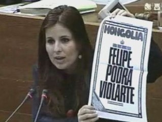 Una diputada de Esquerra Unida muestra una portada: "Felipe podrá violarte"