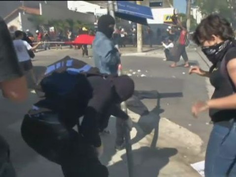 Decenas de manifestantes intentan bloquear una vía de acceso al Corinthians Arena