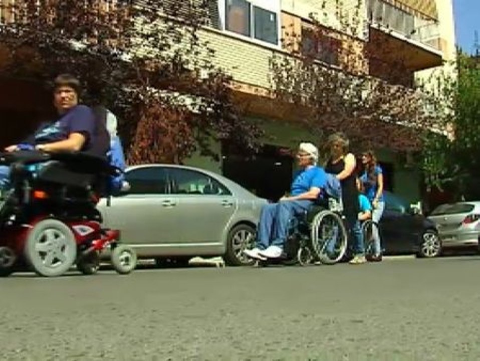 Minúsvalidos protestan por la altura de las aceras