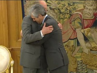 El rey se despide del hijo de Suárez