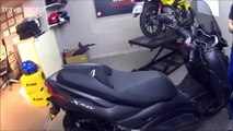 unboxing YAMAHA Χ-MAX 300 (scooter unboxing the right way)