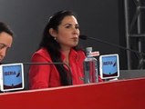 La traductora se convierte en la protagonista de la rueda de prensa de Javi Martínez y Koke