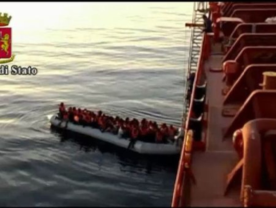 Vuelca una lancha con inmigrantes en pleno rescate