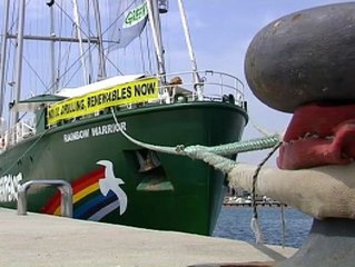 El buque insignia de Greenpeace en Valencia contra las prospecciones de petróleo