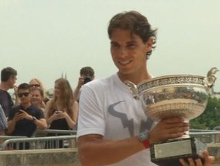 Nadal luce su noveno Roland Garros frente a la Torre Eiffel