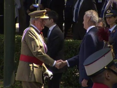 Homenaje al rey en su último desfile día las fuerzas armadas