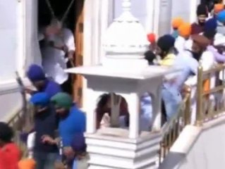Pelea a sablazos entre fieles sijs y vigilantes del Templo Dorado en la India