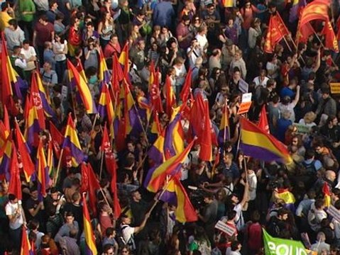 Miles de personas toman la Puerta del Sol clamando por la República
